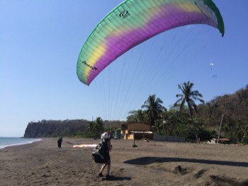 kiting paragliders on the Caldera beach 