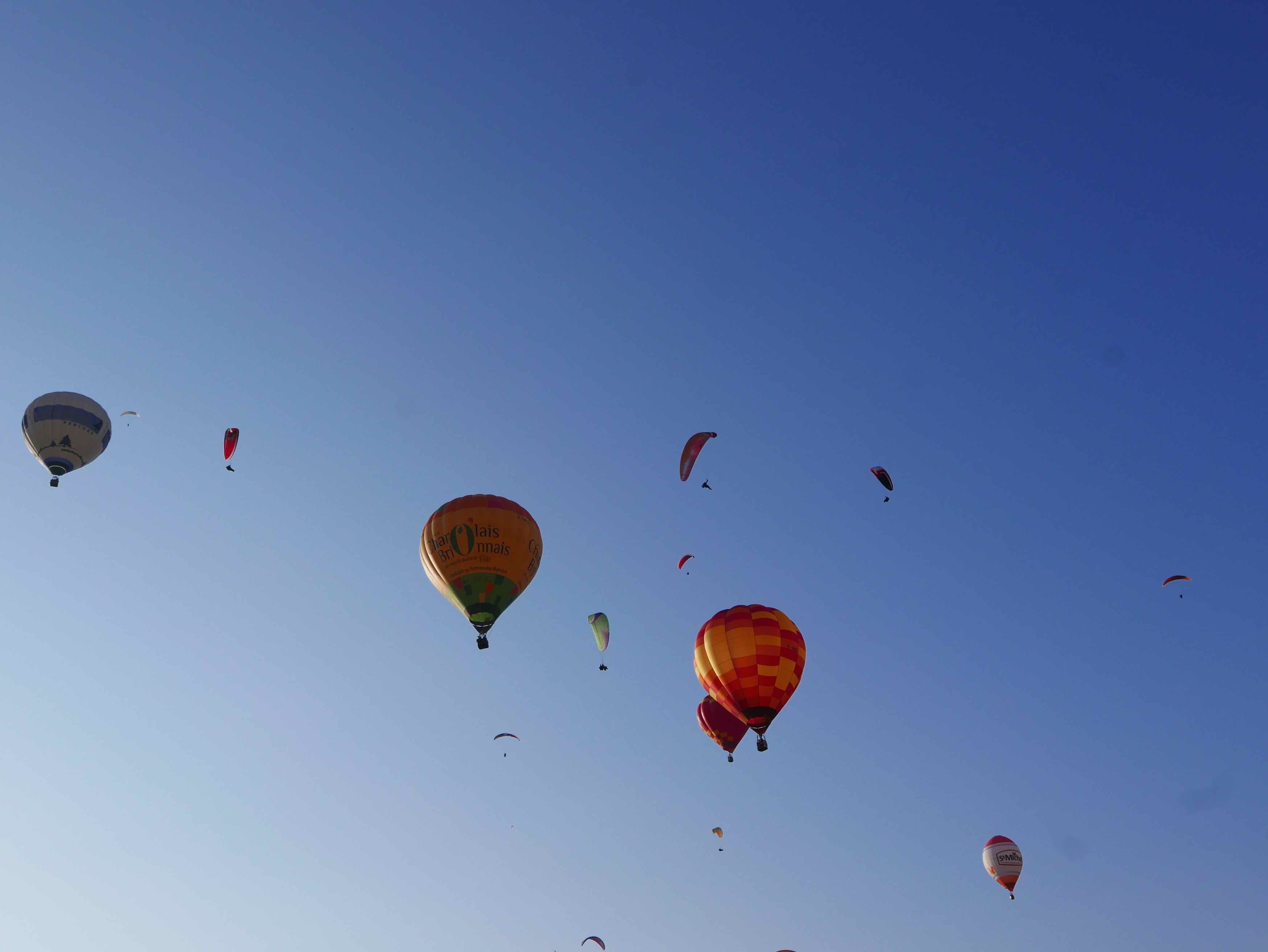  Paragliding with balloons at the Coupe Icare 