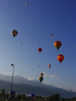  early morning flight with balloons at the Coupe Icare 
